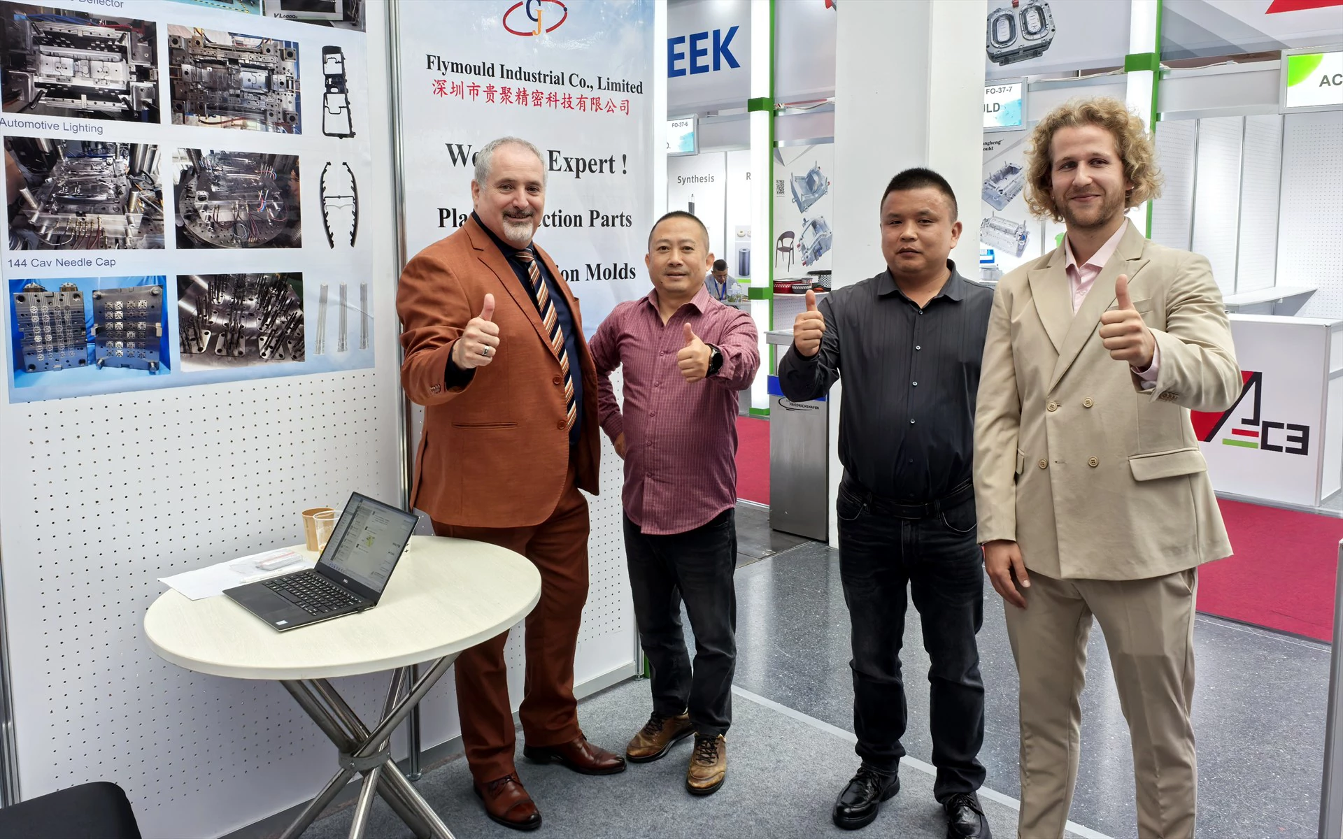 Group photo with customers at an international trade show
